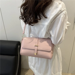 Elegante borsa a tracolla rosa cipria da donna con fibbia a cuore dorata