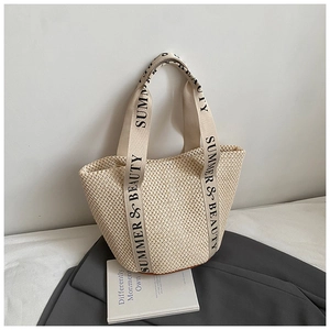 Détail du sac cabas en paille tissé avec sangles Summer & Beauty pour les vacances