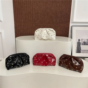 Pochettes plissées vintage avec rivets dorés en blanc, noir, rouge et marron foncé