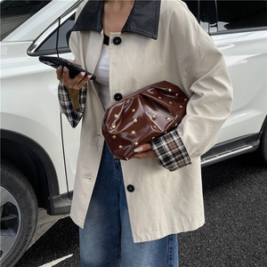 Sac à main marron foncé brillant avec rivets dorés et design plissé pour style urbain