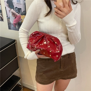 Pochette plissée en cuir verni rouge avec clous dorés et bandoulière pour femmes