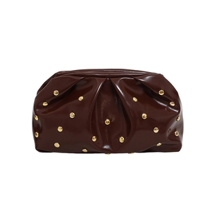 Pochette plissée vintage en cuir brillant marron foncé avec rivets dorés chic