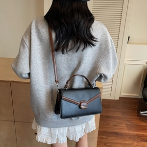 Petit sac carré à bandoulière chic bicolore noir et marron avec poignée supérieure