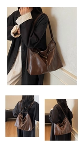 Détail d'un sac cabas vintage en cuir marron avec sangles réglables et texture plissée