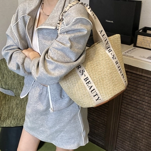 Sac seau chic en paille tissée avec base en cuir et bandoulière imprimée été