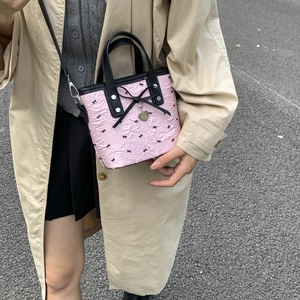 Borsa tote trapuntata rosa e nera con ricamo a fiocco e ciondolo a cuore