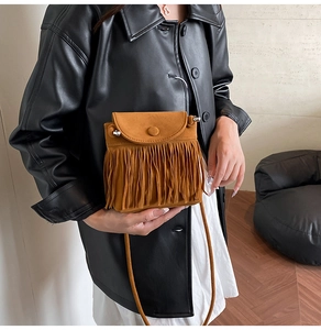 Nahaufnahme der braunen Wildleder-Umhängetasche mit langen Fransen und Retro-Boho-Stil