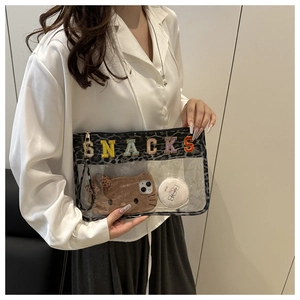 Λεπτομέρεια λεοπάρ και κέντημα SNACKS σε διαφανή τσάντα από υλικό PVC
