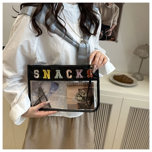 Λεπτομέρεια της τσάντας PVC με κέντημα SNACKS, λουράκι καρπού και διαφανές παράθυρο