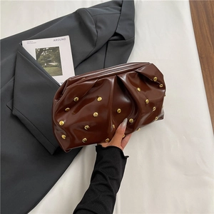 Pochette marron en similicuir plissé avec clous dorés et design minimaliste élégant