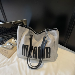 Grand sac cabas en toile minimaliste avec imprimé lettres noires et bandoulière chaîne