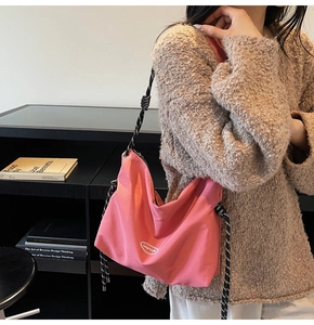 Rosa Nylon-Hobo-Tasche mit dekorativem Webseilgurt und minimalistischem Markenlogo