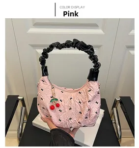 Borsa rosa a sbuffo con ricami a fiocco nero e dettaglio ciondolo a ciliegia