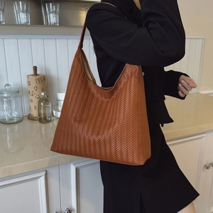 Grand sac cabas tressé marron minimaliste pour femme montrant un style chic