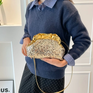 Elegante borsa a mano con paillettes dorate e tracolla a catena per feste e serate di gala