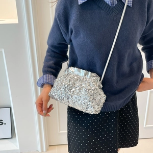 Borsa a tracolla con paillettes argento, catenella e chiusura a pieghe raffinata