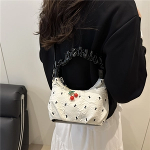 Borsa a tracolla bianca da donna con ricamo 'K' e ciondolo a forma di ciliegia