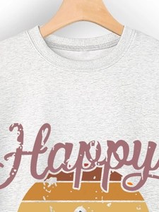 Détail du sweat-shirt gris avec imprimé Happy vintage et texture de tissu doux