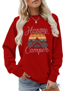 Détail du sweat rouge Happy Camper avec motif montagne rétro et col rond à bords-côtes