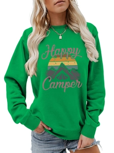 Détail du sweat Happy Camper vert avec imprimé montagne vintage et texture tricotée