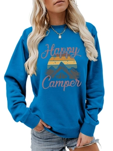 Détail du sweat-shirt bleu Happy Camper avec graphique vintage de montagne et de coucher de soleil
