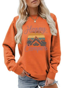 Détail de l'imprimé Happy Camper avec motifs de montagne et tente sur sweat orange