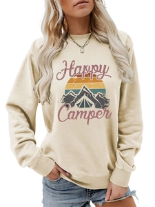 Détail de l'imprimé Happy Camper avec montagnes sur un sweat-shirt de couleur crème