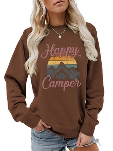 Détail de l'imprimé Happy Camper sur un sweat à col rond marron avec poignets côtelés