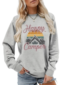 Détail de l'imprimé Happy Camper sur un sweat gris clair avec poignets côtelés