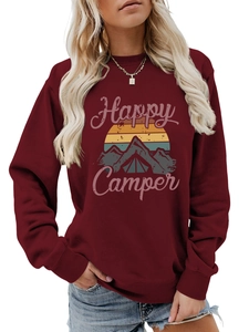Détail de l'imprimé Happy Camper sur sweat-shirt bordeaux avec motif montagne