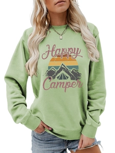 Détail de l'imprimé Happy Camper et du col côtelé sur le sweat-shirt vert herbe