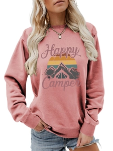 Détail de l'imprimé Happy Camper sur le sweat-shirt rose à col rond pour femme