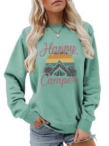 Détail du sweat vert menthe avec col rond côtelé et motif Happy Camper style vintage