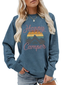 Détail du sweat bleu Happy Camper avec motif vintage soleil montagne et poignets côtelés