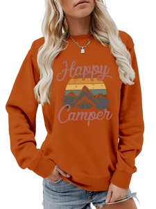 Vue détaillée du sweat orange avec imprimé rétro montagne Happy Camper et col rond