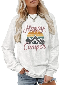 Détail de l'imprimé montagne Happy Camper sur sweat-shirt gris col rond pour femme