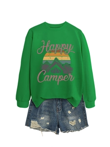 Détail du sweat vert Happy Camper assorti à un short en jean bleu délavé pour femme