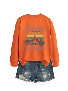 Détail du poignet du sweat orange Happy Camper et de la texture du short en jean usé