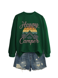 Détail de l'imprimé Happy Camper sur sweat-shirt vert foncé avec motif montagne et tente