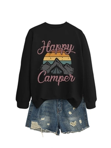 Détail de l'imprimé Happy Camper sur sweat noir associé à un short en jean délavé effet usé