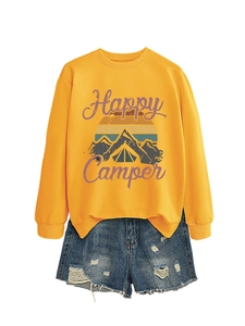 Mise à plat du sweat jaune Happy Camper associé à un short en jean délavé