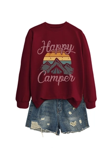 Ensemble sweat-shirt Happy Camper et short en jean vieilli posé à plat
