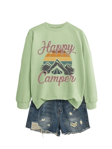 Détail du sweat-shirt vert sauge avec imprimé vintage soleil et montagne Happy Camper