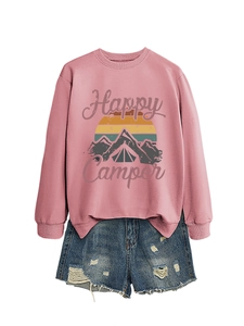 Détail à plat du sweat rose Happy Camper avec son short en jean bleu délavé
