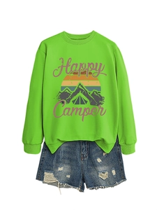 Sweat Happy Camper vert avec short en jean vieilli sur fond blanc pour un look décontracté