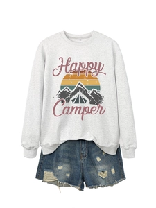 Gros plan de l'imprimé Happy Camper sur un sweat-shirt gris clair à manches longues