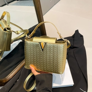 Sac à main doré avec texture tressée, logo V métallique et bandoulière amovible