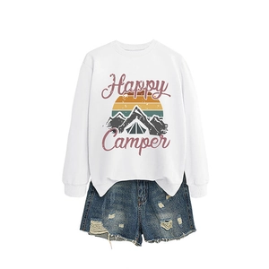 Sweat blanc Happy Camper avec imprimé montagne et short en jean vieilli assorti