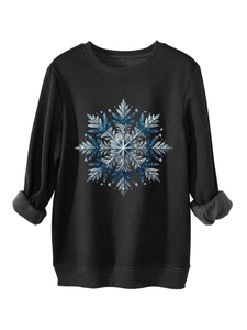 Detail van blauwe sneeuwvlokprint op zwart sweatshirt met dikke grijze fleecevoering