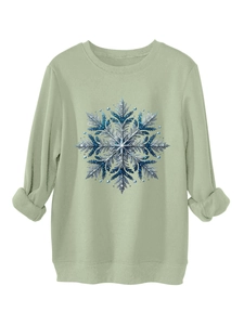Detail van sneeuwvlokpatroon met metalen textuur op saliegroene sweatshirt met ronde hals